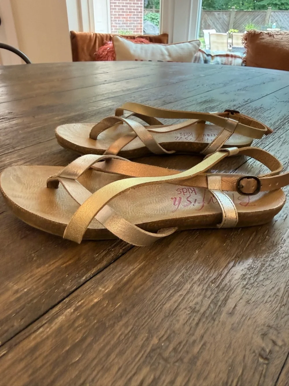 Blowfish‎ Malibu Kids Size 2.5 Gold Metallic Strappy Thong Sandals Boho Summer